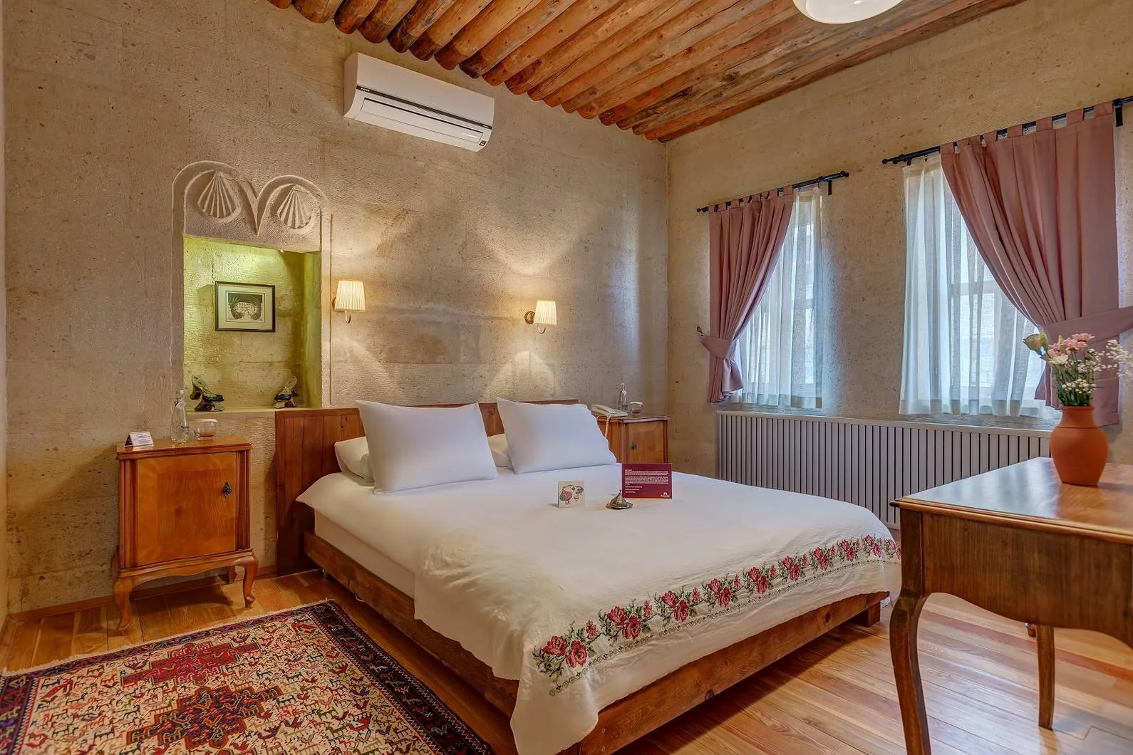 106- Royal Queen Suite Dış Mekan Jakuzili ve Şömineli Oda (4)