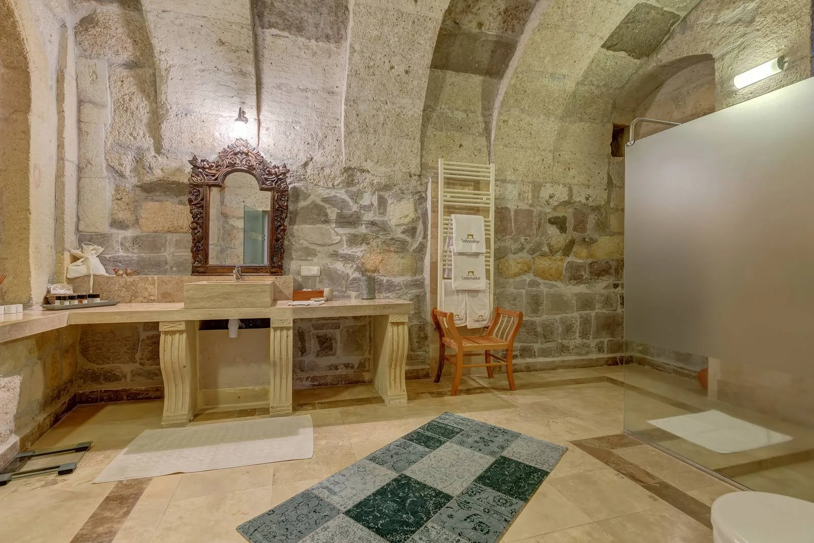 202 – Teraslı Suite Şömineli Oda (3)