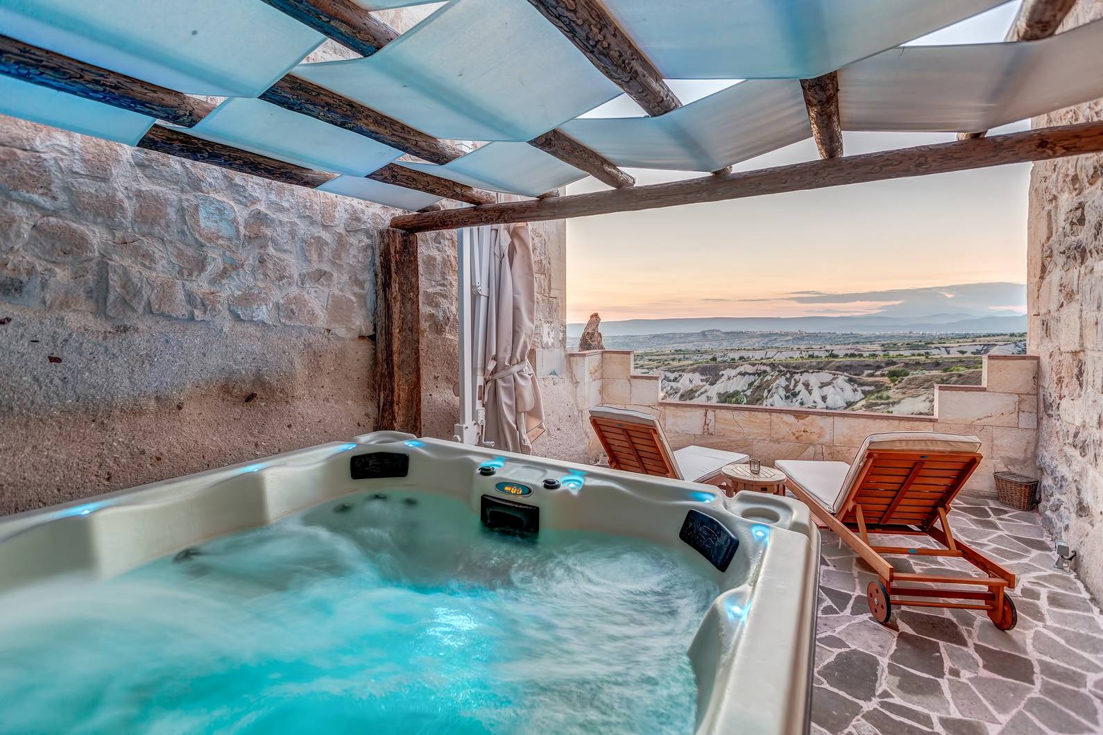 503 – royal suite with outdoor jacuzzi and fireplace