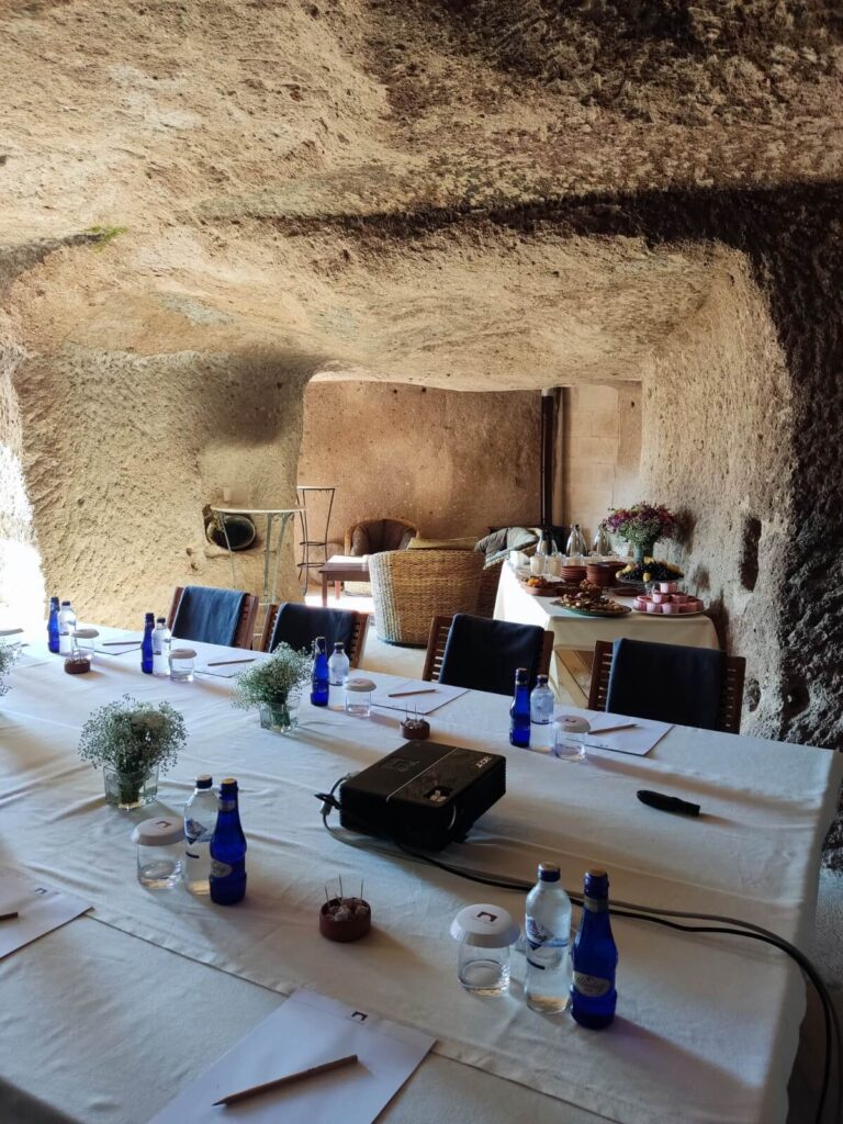 Toplantı Salonu – Mağara