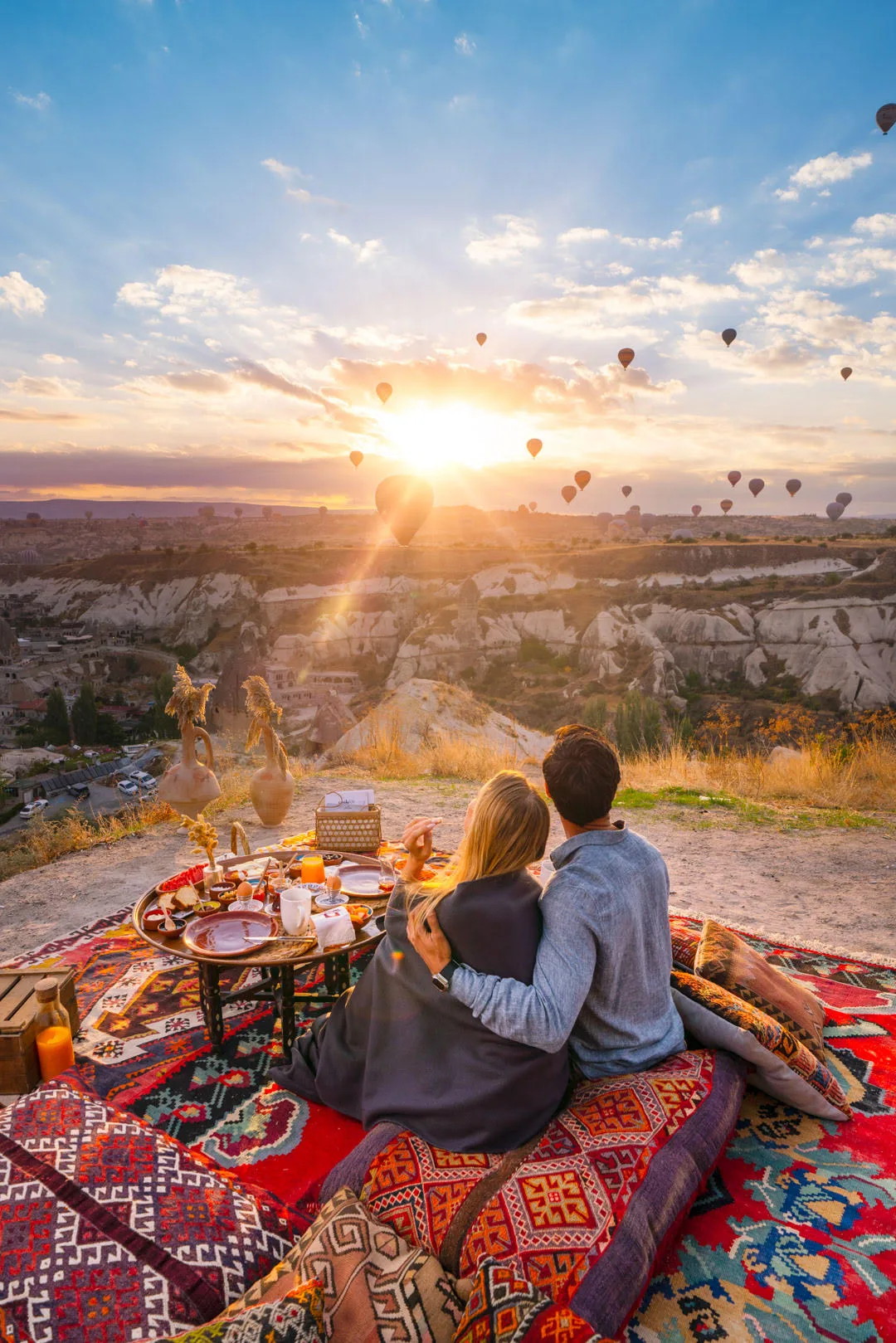 taskonaklar hotel sunrise breakfast with hot air balloon view